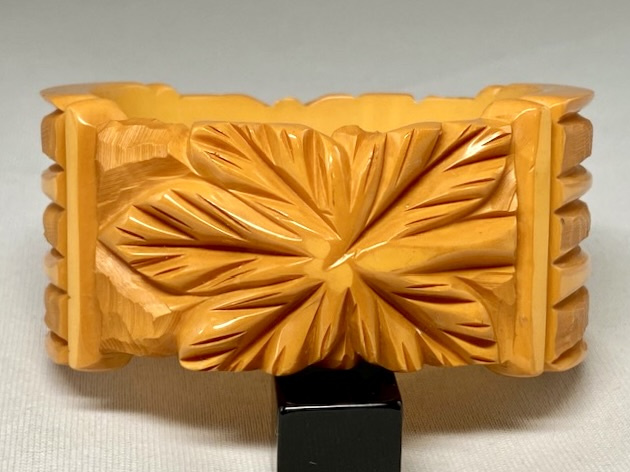 BB282 flower & bark carved wide corn bakelite bangle 